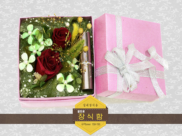 Dried flower decoration in box